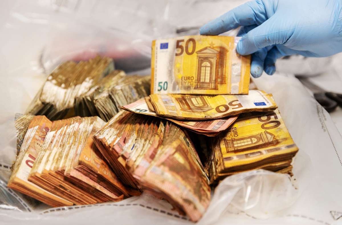 Alte Banknoten kommen verschmutzt, zerfleddert oder auch verbrannt bei der Bundesbank an – dort werden sie geprüft und mitunter ersetzt. Foto: Bundesbank/Nils Thies