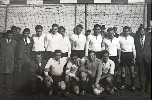 Erich Dippon (zweiter im weißen Trikot von links hinten) und seine Mannschaft nach dem Sieg in Schnait im Jahr 1958. Foto: privat