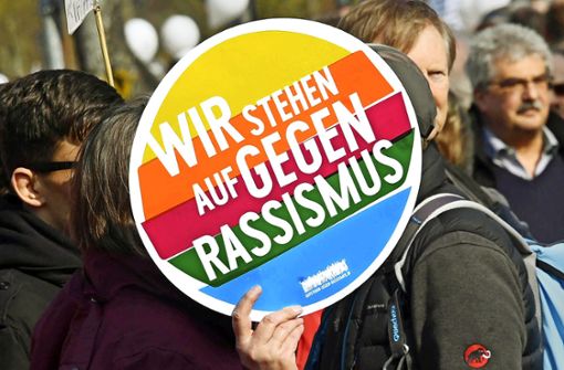 Stuttgart zeigt Flagge gegen Alltagsrassismus. Foto: dpa/Uli Deck