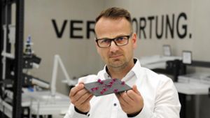 Timo Gökeler, Geschäftsführer von Goekeler Messtechnik, mit einer Kalibriereinheit für Computertomographen.   Foto: Andreas Kaier