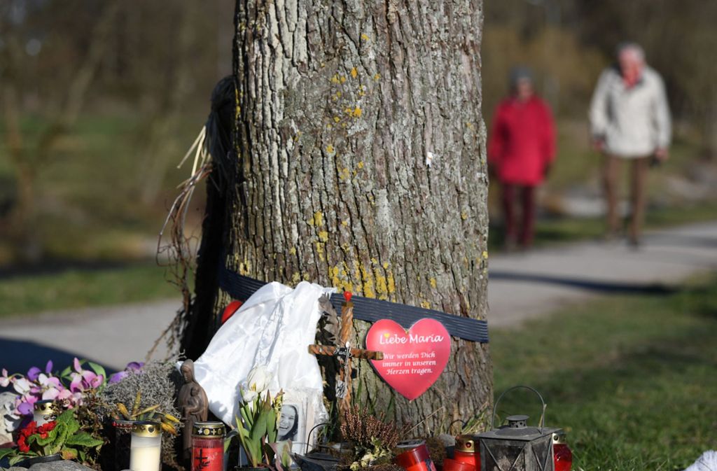 Ein Papierherz mit der Aufschrift „Liebe Maria, wir werden dich niemals vergessen“ hängt in der Nähe des Tatorts am Fluß Dreisam an einem Baum.
