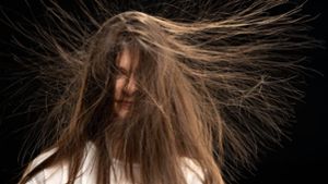 Aufgeladene Haare - 6 Dinge, die man tun kann
