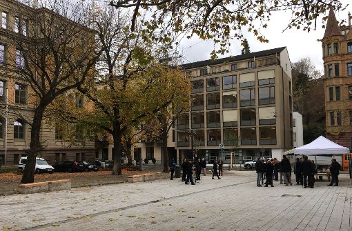 Das Karlsgymnasium wünscht sich einen Zaun um den Schulhof vor dem Gebäude. Foto: Nina Ayerle