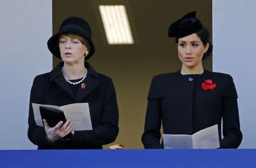 Herzogin Meghan (rechts) ist bei der Zeremonie ohne ihren Ehemann Prinz Harry. Foto: AFP