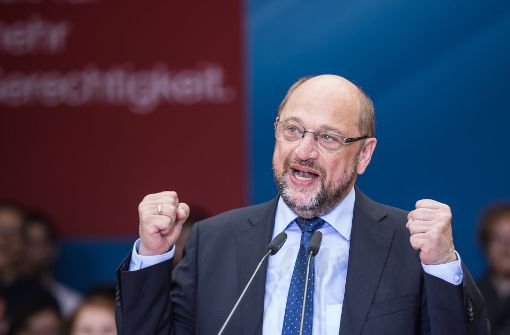 Daumen hoch: Der SPD-Kanzlerkandidat Martin Schulz will Angela Merkel ablösen. Bei seinen Auftritten wirkt er nicht  mehr so verbissen wie im Frühsommer. Foto: dpa