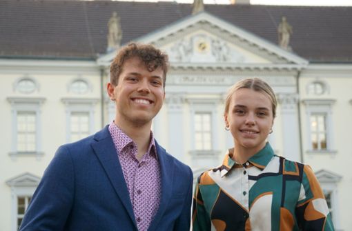 Benjamin Merkt und Anna Pajdakovic vor Schloss Bellevue in Berlin Foto: privat