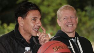 Gute Laune zum Saisonstart der Ludwigsburger Basketballer: Vorsitzender Alexander Reil und Trainer John Patrick. Foto: Baumann
