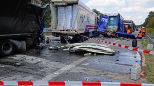 Mehrere Lastwagen sind auf der A5 bei Weingarten ineinander geschoben worden. Drei Personen wurden dabei verletzt. Foto: 7aktuell.de/Geier