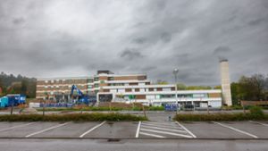 Die Wolken bleiben  trotz neuer Pläne eher grau über  Herrenbergs  Krankenhaus. Foto: sts