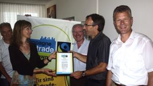 Verwaltungsbürgermeister Werner Wölfle übergibt das Fairtrade-Zertifikat an die stellvertretende Bezirkschefin Regine Theimer. Foto: Cedric Rahmen