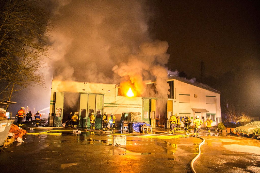 In Schwieberdingen ist am späten Dienstagabend eine Lagerhalle abgebrannt. Foto: www.7aktuell.de | Simon Adomat
