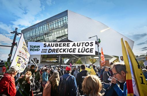 „Saubere Autos sind eine dreckige Lüge“: Protestplakat bei Demo. Foto: Lichtgut/Julian Rettig