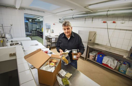 Packt Pakete mit Maultaschen: Roland Droese in seinem Geschäft Foto: Lichtgut/Leif Piechowski