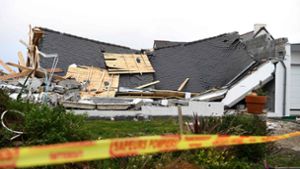 Der Sturm zerstörte auch Häuser. Foto: dpa/Fred Tanneau