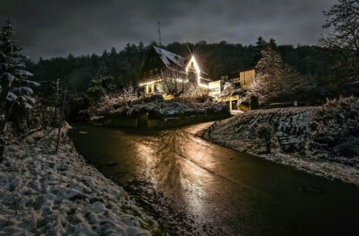 Beste Aussichten: das nächtlich illuminierte Waldschlössle in der eisigen Winterlandschaft des Fellbacher Kappelbergs. Foto: Erwin Singvogel