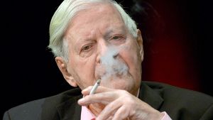Helmut Schmidt darf wieder rauchen. Foto: dpa