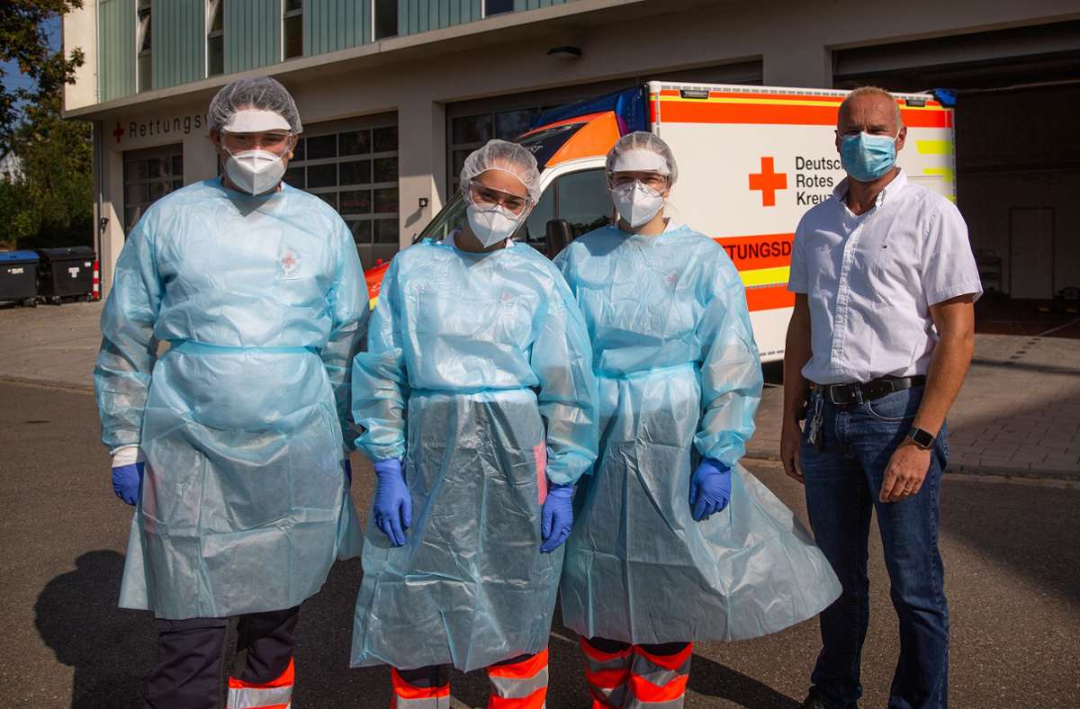Die Mitarbeiter des Deutschen Roten Kreuzes Patrick Kühbauch, Julia Emmert, Isabelle Schrubbe und Christian Knapp sind aufgrund der Corona-Pandemie mit Schutzausrüstung ausgestattet (von links). .
