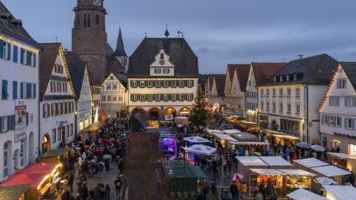 Das Regenwetter hielt Besucherinnen und Besucher nicht von ihren Besuchen auf den Weihnachtsmärkten ab – so wie hier in Weil der Stadt. Foto: /Jürgen Bach