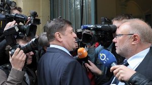 Der Medienansturm ist groß: Jörg Tauss auf dem Weg in den Gerichtssaal. Foto: dpa