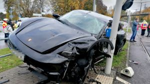 Die Wucht des Unfalls  schob den Porsche zwischen die Ampel und das Geländer eines Übergangs. Foto: Fotoagentur Stuttgart/Rosar