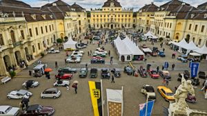 Premiere im Schlosshof: 80 exklusive Oldtimer waren am Wochenende in Ludwigsburg zu sehen. Foto: factum/Weise