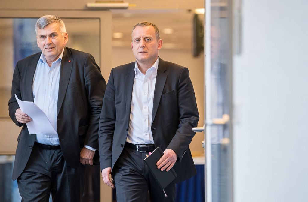 Streikführer: IG-Metall-Chef Jörg Hofmann (links) und Bezirksleiter Roman Zitzelsberger verkünden die Konsequenzen nach dem Abbruch der Tarifverhandlungen. Foto: dpa