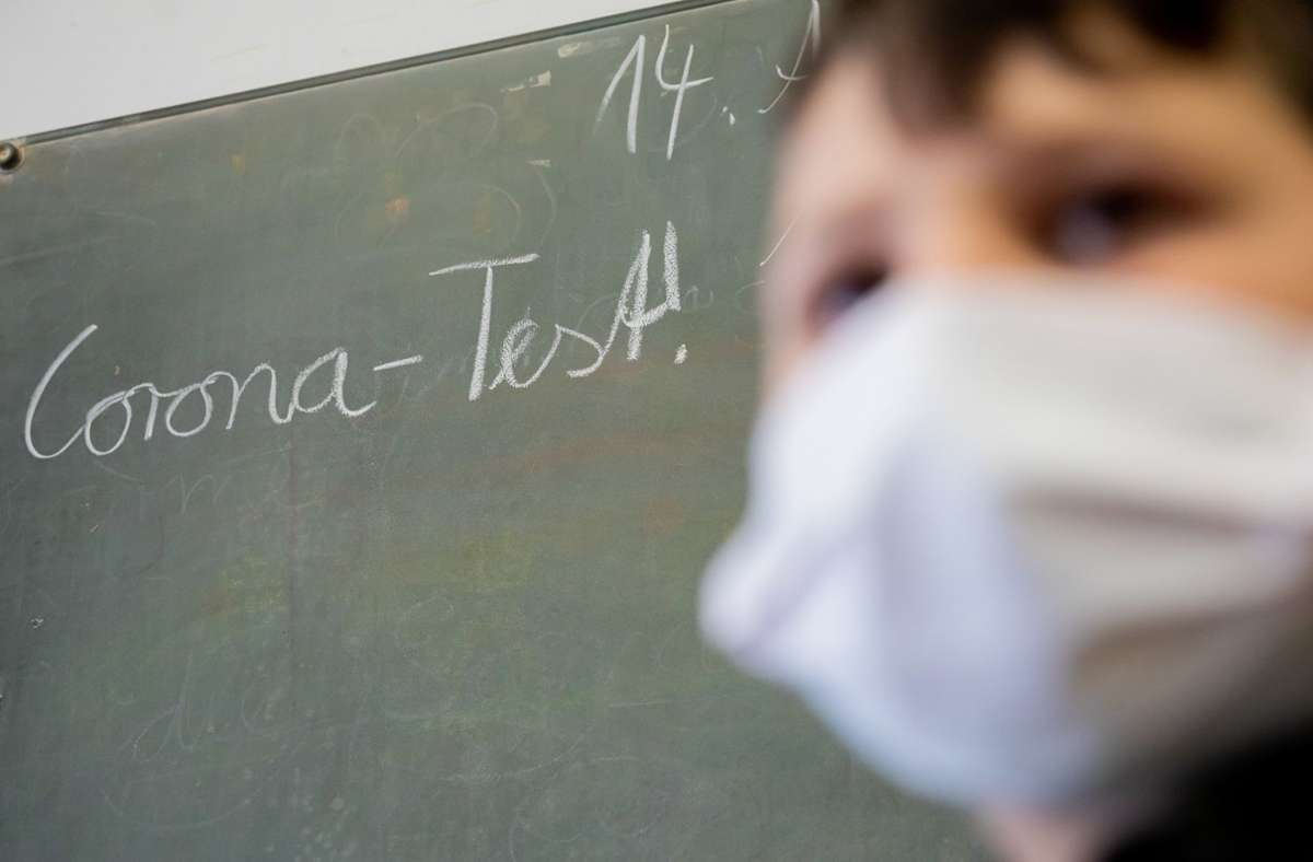 Für Grundschüler gilt weiter die Maskenpflicht im Südwesten. (Symbolbild) Foto: dpa/Christoph Soeder