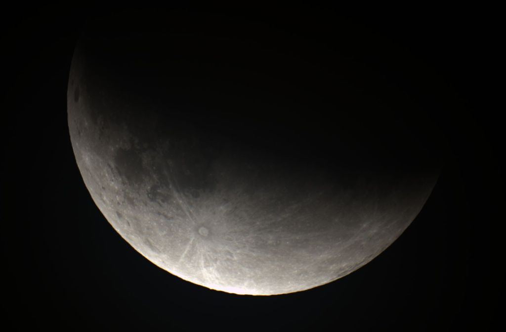 23.55: Der Mond verlässt langsam den Kernschatten.
