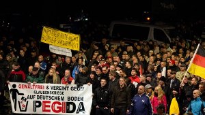 15.000 Anhänger der Bewegung Patriotische Europäer gegen die Islamisierung des Abendlandes, kurz Pegida, haben sich am Montagabend in Dresden versammelt. Foto: dpa