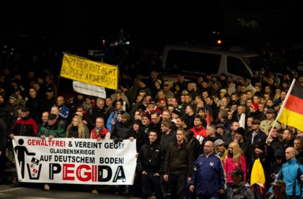 15.000 Anhänger der Bewegung Patriotische Europäer gegen die Islamisierung des Abendlandes, kurz Pegida, haben sich am Montagabend in Dresden versammelt.