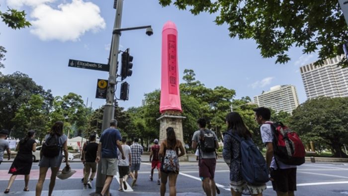 Rosa Riesen-Kondom soll an Safer Sex erinnern