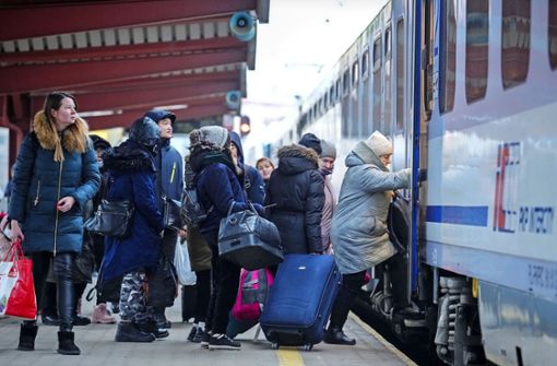 Geflüchtete steigen am Bahnhof von Przemysl (Polen) in der Nähe der ukrainisch-polnischen Grenze in einen Zug nach Berlin. Foto: dpa/Kay Nietfeld