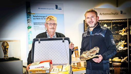 Über verbotene Schmugglerware informieren Karl-Heinz Tewes (links) und Thomas Seemann im Schauraum der Asservatenkammer am Flughafen. Foto: Ines Rudel