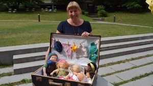 Kathrin Berger hat den Seemannskoffer beim Sperrmüll gefunden. Nun präsentiert sie darin ihre selbst gestalteten Puppen nach Waldorfart. Foto: Alexandra Kratz