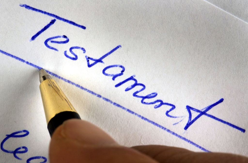 Ein Testament wird handschriftlich verfasst. Foto: dpa