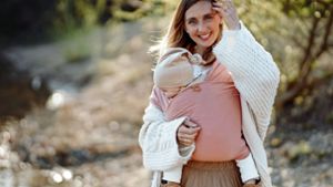 Shaline Wassermann ist als Betreiberin einer Online-Hebammenpraxis vom Fach – und vor kurzem selbst Mutter geworden. Foto: Rona Neff/Gluecksmomente Fotografie