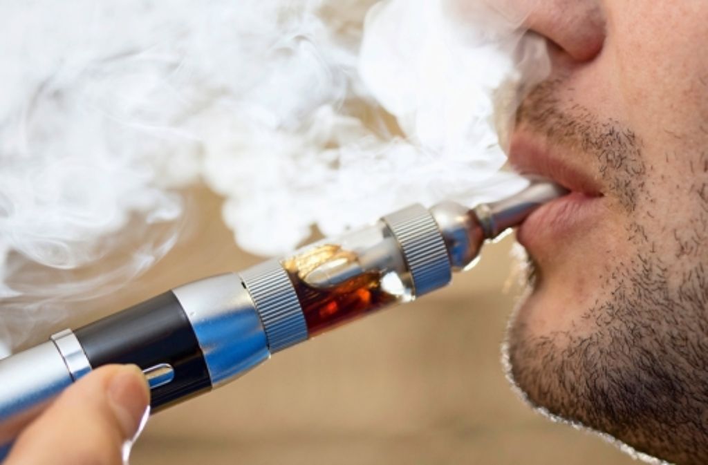 E-Zigaretten werden bei Rauchern immer beliebter – Der Markt ist derzeit hart umkämpft Foto: dpa