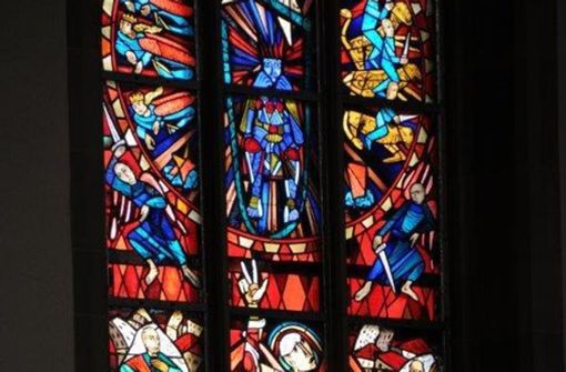 Die Farbe Rot dominiert in den Glasfenstern im Chor der Stuttgarter Stiftskirche – in Erinnerung an die Zerstörung der Kirche 1944 und gleichzeitig als Zeichen der Liebe. Foto: Vosseler