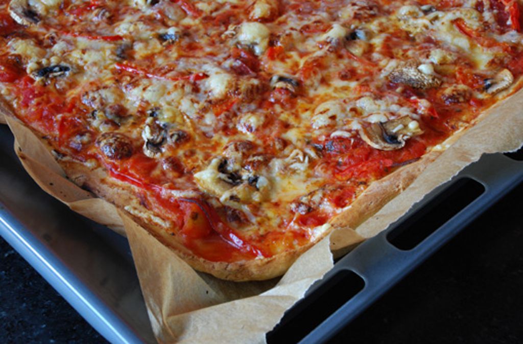 Die Pizza ist fertig, wenn der Rand schön braun und der Käse ordentlich zerlaufen ist.