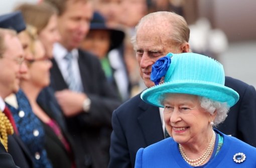 Queen Elizabeth und ihr Mann, Prinz Philip, haben die erste Nacht ihres Staatsbesuchs in Berlin verbracht. Am Mittwoch stehen zahlreiche Termine auf dem Programm. Foto: dpa