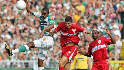 Mario Gomez (Mitte) und der VfB hatten 2006 gegen Werder Bremen (links Naldo) Startschwierigkeiten. In der Bildergalerie lassen wir die Partie Revue passieren. Foto: imago/Baering