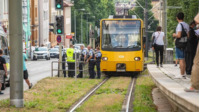 Von Stadtbahn erfasst –  80-Jähriger schwer verletzt