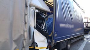 Ungebremst in Stauende gefahren –  zwei Lkw-Fahrer tot
