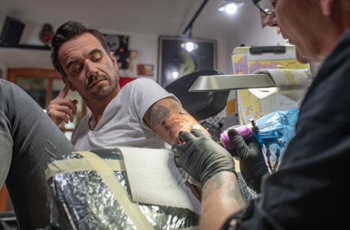 Florian Silbereisen lässt sich einen Kompass auf den Arm tattowieren. Foto: dpa