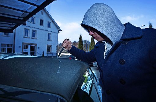 So wie in dieser nachgestellten Szene hat   der Täter  die  Stoffdächer zahlreicher  Cabriolets  beschädigt. Foto: Horst Rudel