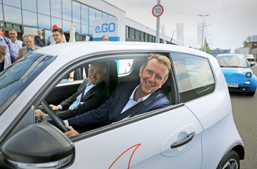 Ein Bild aus besseren  Tagen: Günther Schuh am Steuer des Elektroautos E-Go Life. Foto: dpa/Oliver Berg