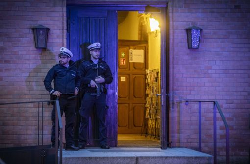Die Polizei sichert einen Eingang zur Lutherkirche. Foto: 7aktuell.de/Simon Adomat