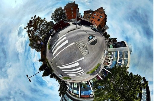 Die Daimlerstraße in Bad Cannstatt als Weltkugel: Mit einer besonderen Foto-Technik werden Straßen zu eigenen Planeten. Foto: Oliver Hufen