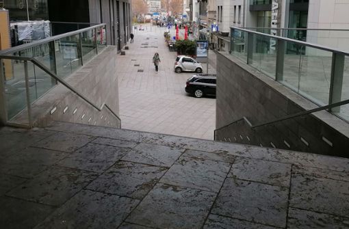 An dieser Treppe wurde der 58-Jährige schwer verletzt aufgefunden. Foto: Andreas Rosar Fotoagentur Stuttgart