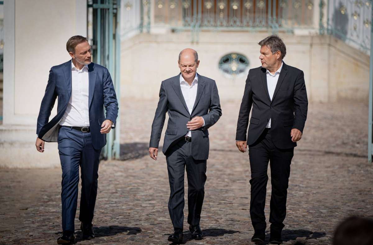 Kanzler Olaf Scholz flankiert von Finanzminister Christian Lindner (FDP), links,  und Wirtschaftsminister Robert Habeck (Grüne).